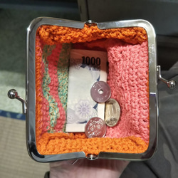 草原に夕焼け⁉　四角い横長　がま口　てのひらサイズ【手編み一点物】 6枚目の画像