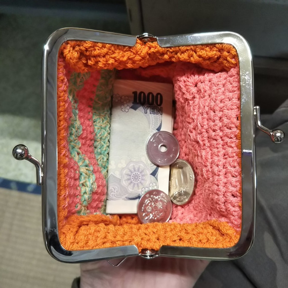 草原に夕焼け⁉　四角い横長　がま口　てのひらサイズ【手編み一点物】 6枚目の画像