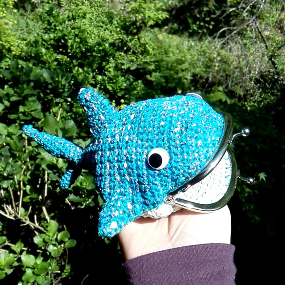 あみぐるみっぽい？ジンベイザメがま口　てのひらサイズ【手編み一点物】 1枚目の画像