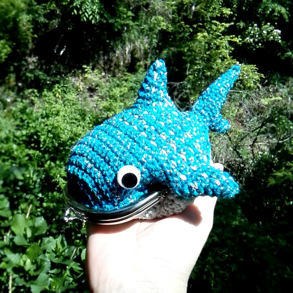 あみぐるみっぽい？ジンベイザメがま口　てのひらサイズ【手編み一点物】 2枚目の画像