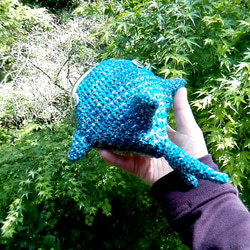 あみぐるみっぽい？ジンベイザメがま口　てのひらサイズ【手編み一点物】 3枚目の画像