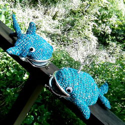 あみぐるみっぽい？ジンベイザメがま口　てのひらサイズ【手編み一点物】 5枚目の画像