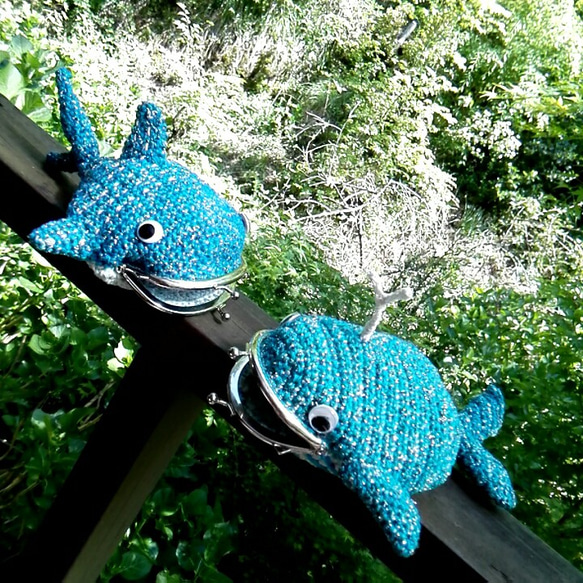 あみぐるみっぽい？ジンベイザメがま口　てのひらサイズ【手編み一点物】 5枚目の画像