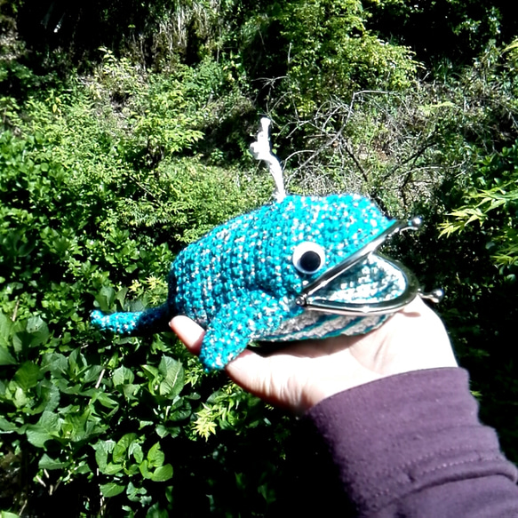 あみぐるみっぽい？クジラがま口　てのひらサイズ【手編み一点物】 1枚目の画像