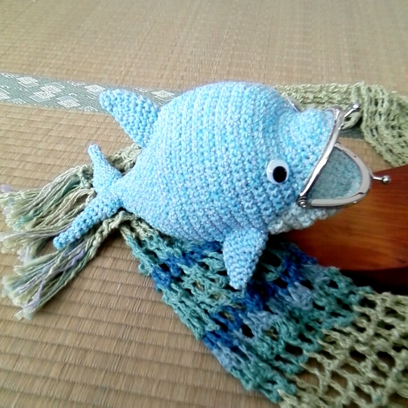 あみぐるみっぽい？イルカちゃんがま口【手編み一点物】 1枚目の画像