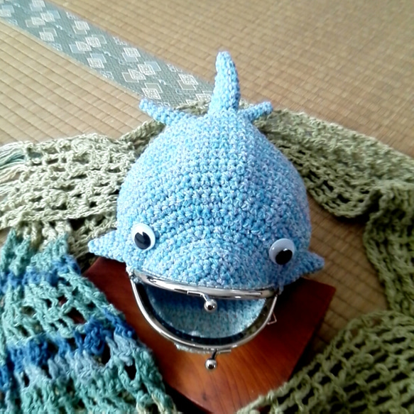 あみぐるみっぽい？イルカちゃんがま口【手編み一点物】 2枚目の画像