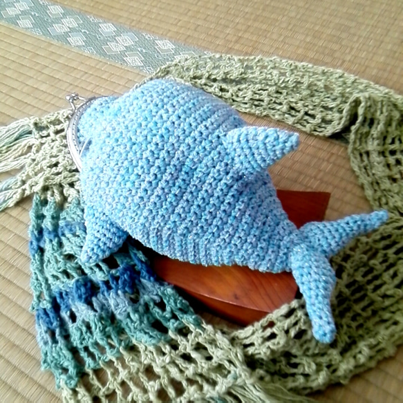 あみぐるみっぽい？イルカちゃんがま口【手編み一点物】 3枚目の画像