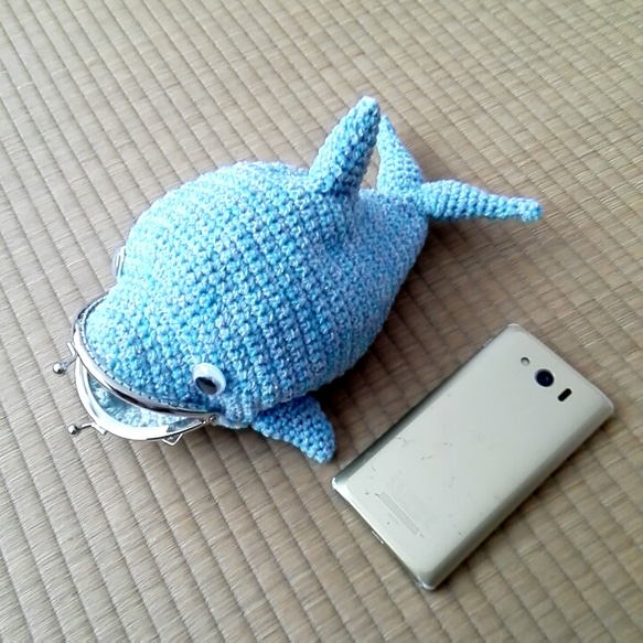 あみぐるみっぽい？イルカちゃんがま口【手編み一点物】 4枚目の画像