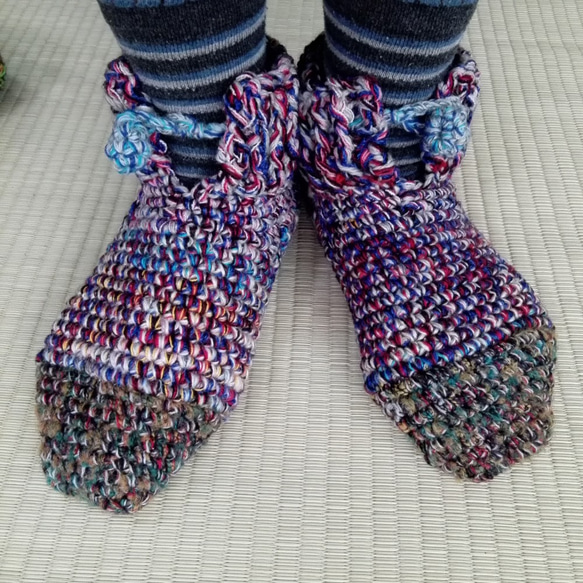 【おうち時間に】ブーツみたいに足首まで暖かい ルームシューズ【手編み一点物】 5枚目の画像