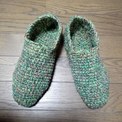 【おうち時間に】あったかルームシューズ(緑色系)【手編み一点物】 1枚目の画像