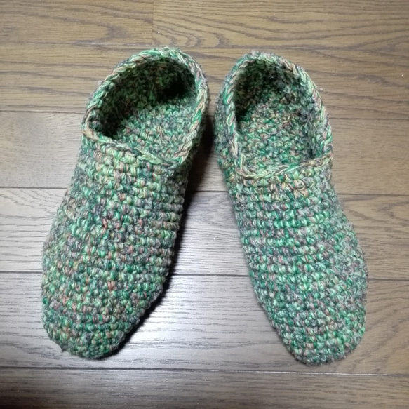 【おうち時間に】あったかルームシューズ(緑色系)【手編み一点物】 1枚目の画像