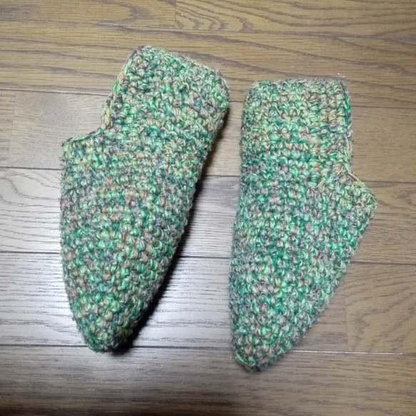 【おうち時間に】あったかルームシューズ(緑色系)【手編み一点物】 2枚目の画像