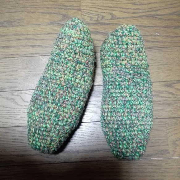 【おうち時間に】あったかルームシューズ(緑色系)【手編み一点物】 3枚目の画像