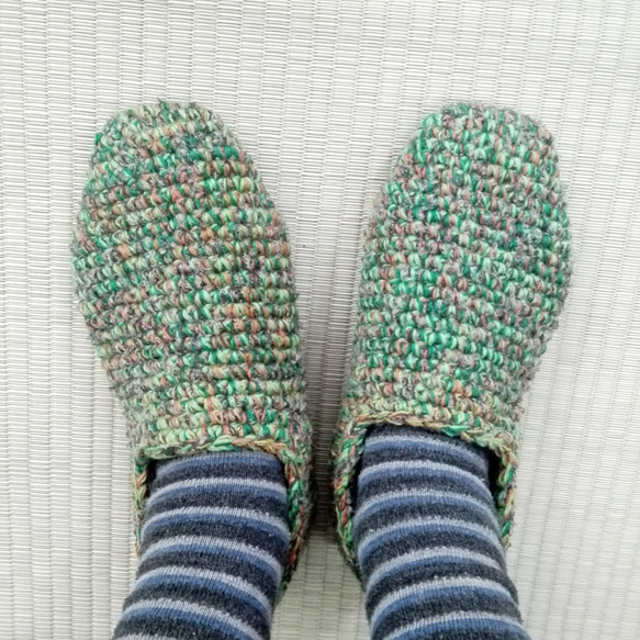 【おうち時間に】あったかルームシューズ(緑色系)【手編み一点物】 4枚目の画像