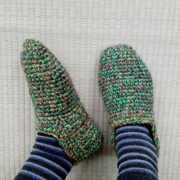 【おうち時間に】あったかルームシューズ(緑色系)【手編み一点物】 7枚目の画像