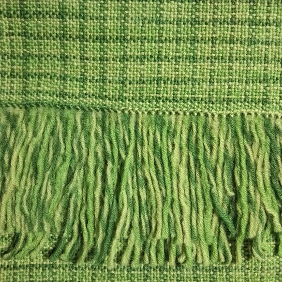 あったか緑の段染めチェック柄マフラー【手織り一点物】 3枚目の画像