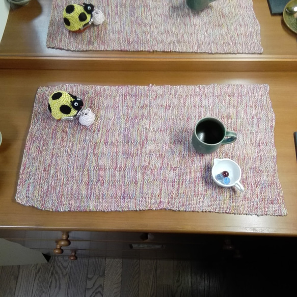 桜色のテーブルマット・インテリアマット(赤ピンク系)【手織り一点物】 1枚目の画像