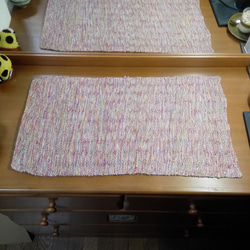 桜色のテーブルマット・インテリアマット(赤ピンク系)【手織り一点物】 2枚目の画像