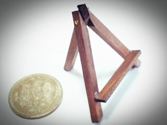 ミニチュアイーゼル 5センチ(折り畳み式) 1枚目の画像