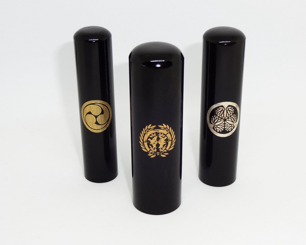 《 送料無料 》 メタリック調　家紋入り芯持ち黒水牛印鑑