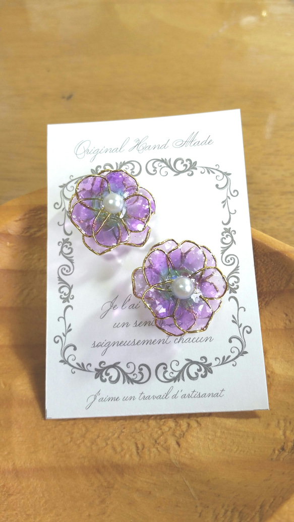 透明感のある紫の花ピアス 1枚目の画像