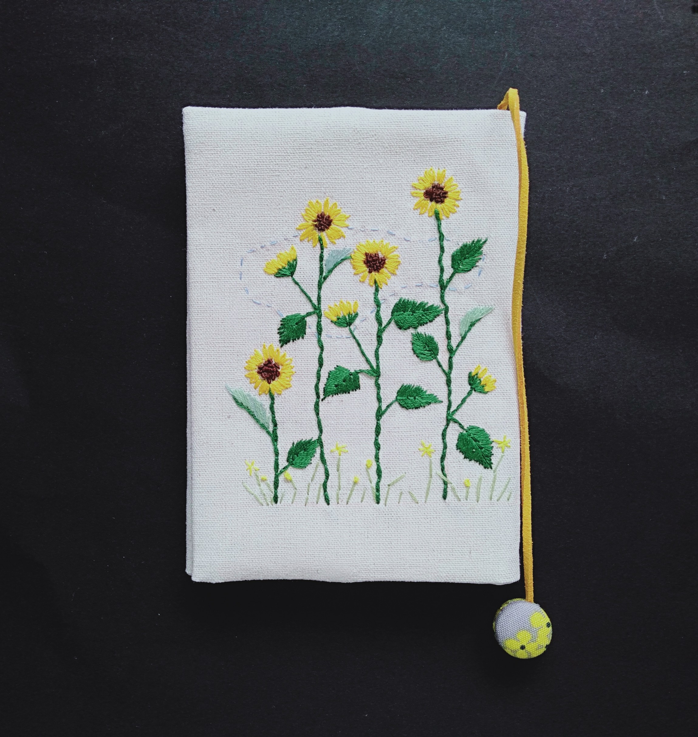 フリーカバー　　24 ハンドメイド 刺繍の布のブックカバー（ひまわり） ブックカバー nobukoggg 通販