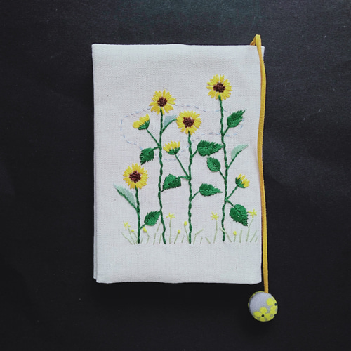 刺繍の布のブックカバー（ひまわり） ブックカバー nobukoggg 通販