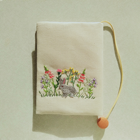 刺繍の布のブックカバー（ウサギがいるよ） 1枚目の画像