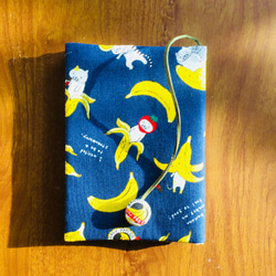 布のブックカバー(バナナと猫） 1枚目の画像