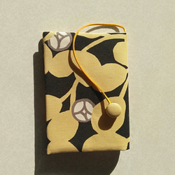 布のブックカバー(ベージュの花） 1枚目の画像