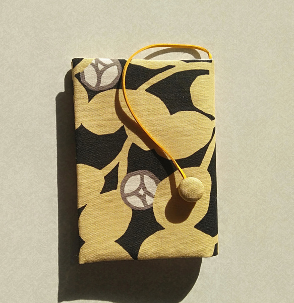 布のブックカバー(ベージュの花） 1枚目の画像