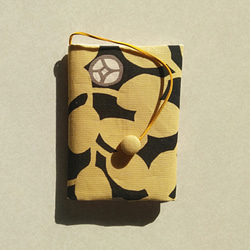 布のブックカバー(ベージュの花） 2枚目の画像