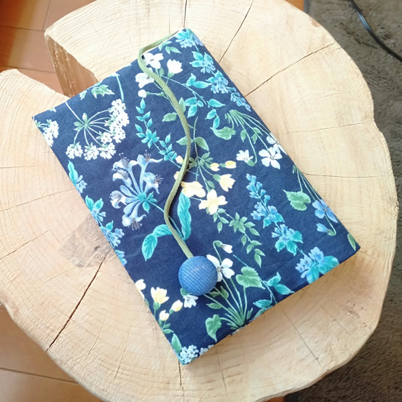 布のブックカバー（可憐な花） 2枚目の画像