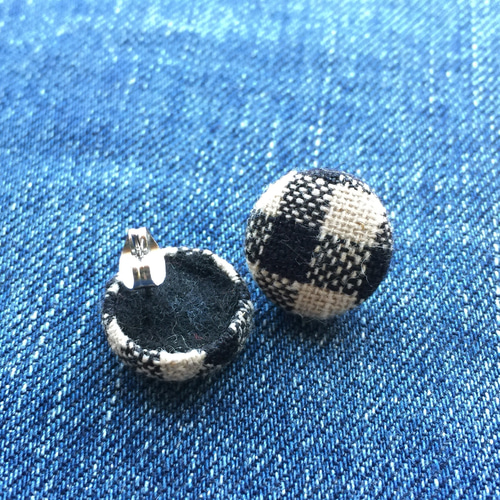 ハンドメイドピアス＊ボタンアクセサリー⑥ くるみボタンピアス ⑥ ピアス（スタッド・一粒） Tresor（トレゾール
