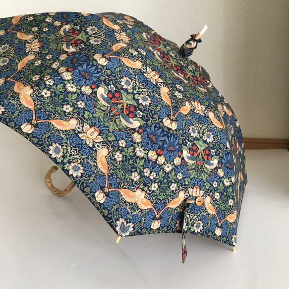 日傘　いちご泥棒 2枚目の画像