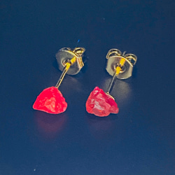 ✴︎sold out✴︎No.249-a✴︎希少✴︎鉱物標本✴︎ タンザニア産 蛍光 レッドスピネルのピアス a 4枚目の画像