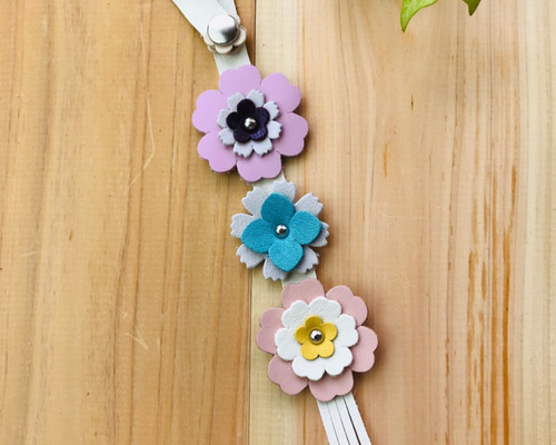 送料無料】本革 バッグチャーム花 かわいい白ピンク系0176