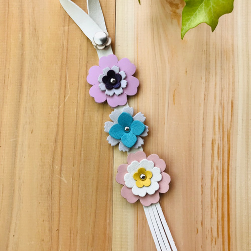 送料無料】本革 バッグチャーム花 かわいい白ピンク系0176