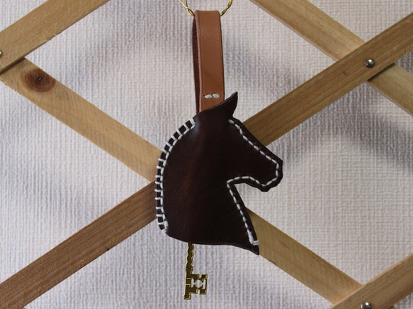 牛ヌメ革のキーカバー　馬 4枚目の画像
