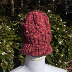ウール100％の手編み帽子赤と濃いピンク紫の段染め糸に縄編み模様 1枚目の画像