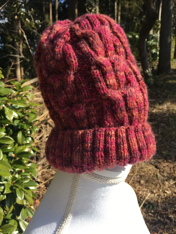 ウール100％の手編み帽子赤と濃いピンク紫の段染め糸に縄編み模様 2枚目の画像