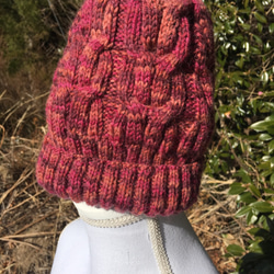 ウール100％の手編み帽子赤と濃いピンク紫の段染め糸に縄編み模様 3枚目の画像