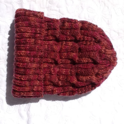 ウール100％の手編み帽子赤と濃いピンク紫の段染め糸に縄編み模様 4枚目の画像
