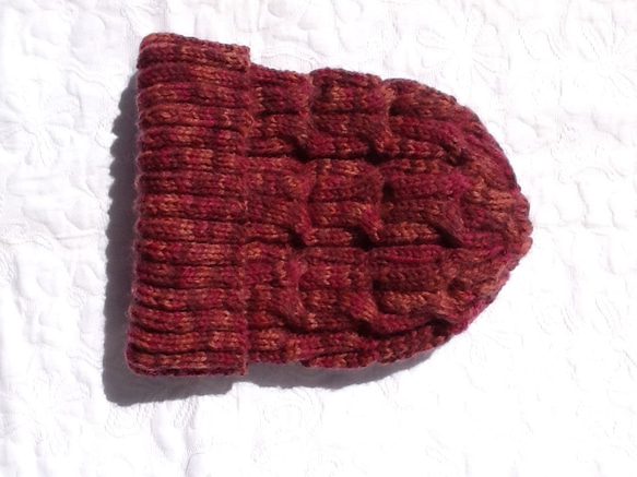 ウール100％の手編み帽子赤と濃いピンク紫の段染め糸に縄編み模様 4枚目の画像