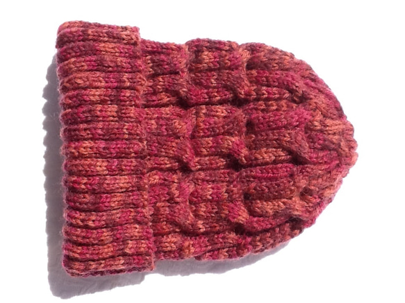 ウール100％の手編み帽子赤と濃いピンク紫の段染め糸に縄編み模様 5枚目の画像