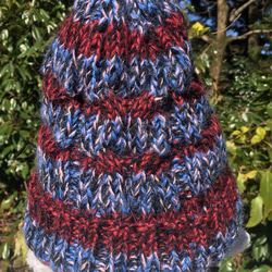 アルパカ100%の手編み帽子 赤と濃紺のボーダーにピンク、濃紺、青のミックス糸 1枚目の画像