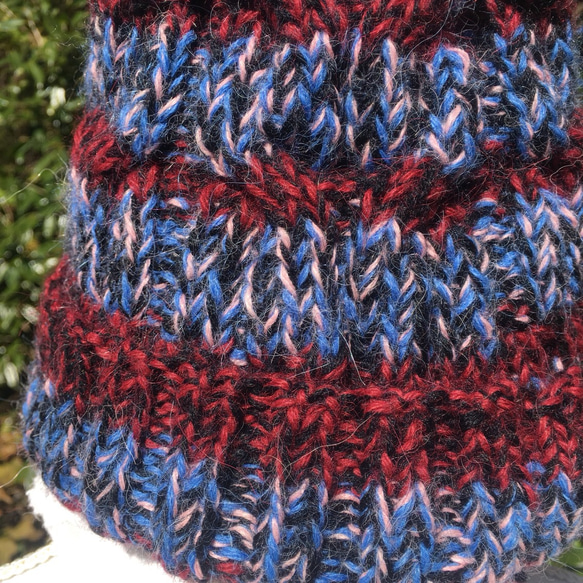 アルパカ100%の手編み帽子 赤と濃紺のボーダーにピンク、濃紺、青のミックス糸 2枚目の画像
