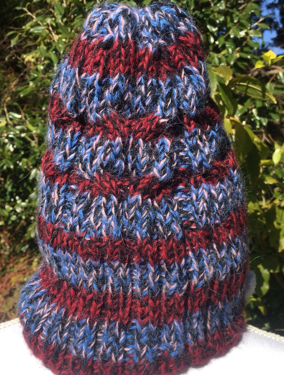 アルパカ100%の手編み帽子 赤と濃紺のボーダーにピンク、濃紺、青のミックス糸 5枚目の画像