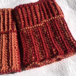ウール100%の暖かい くるぶしウォーマー茜色と赤色の縦模様右左の色合いちがい！ 3枚目の画像