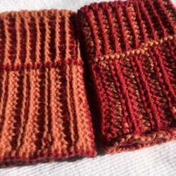 ウール100%の暖かい くるぶしウォーマー茜色と赤色の縦模様右左の色合いちがい！ 5枚目の画像